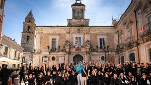 Simone Maghernino, MagoS, in piazza nella sua San Severo ALESSANDRO RUSSI (ANSA)