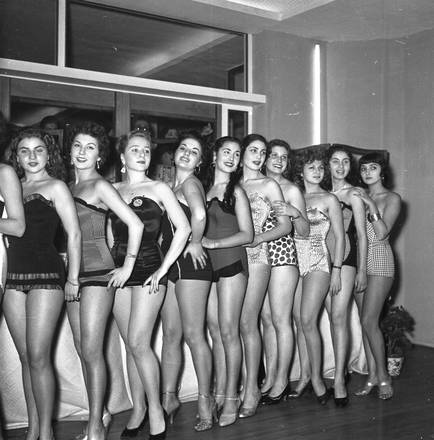 Sfilata di concorrenti a Miss Italia 1953. Archivio Storico ANSA