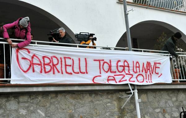 Lo striscione apposto fuori dall'hotel Bahamas, sede della riunione spontanea degli abitanti del Giglio