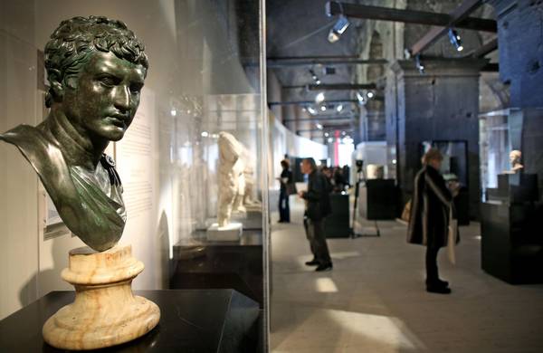 La mostra allestita mostra allestita negli ambulacri del Colosseo