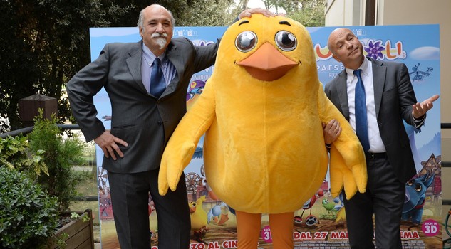 Cinema: presentazione 'Cuccioli - Il paese del vento'. Il regista Sergio Manfio (S) con il fratello produttore Francesco Manfio e 'Senzanome', uno dei protagonisti del film di animazione 