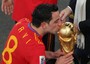 Xavi bacia la Coppa del Mondo appena vinta