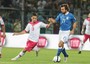 Andrea Pirlo in azione contrastato da Andre Schembri 