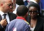 Il ministro Cecile Kyenge parla con alcuni sopravvissuti