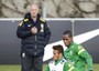 Scolari (sullo sfondo) osserva Neymar (c) e Ramires (d)