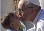 Il bacio del Papa ad un bimbo in Piazza San Pietro