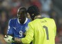 Mario Balotelli (s) discute con il portiere della Rep. ceca Petr Cech