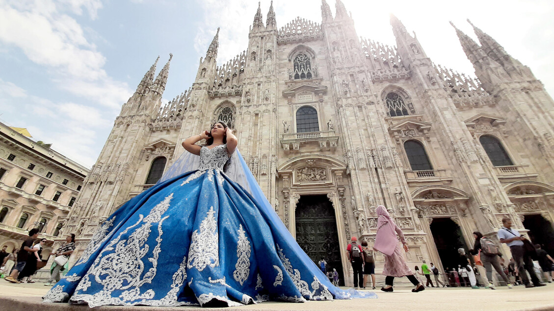 Modelo posa para fotos diante da Catedral de Milão