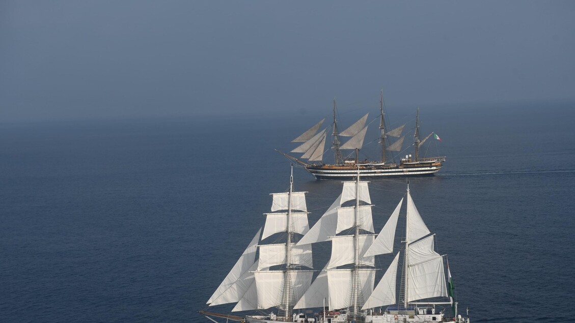 Incontro della nave Amerigo Vespucci con la ave a vela Tarangini della Marina Militare Indiana