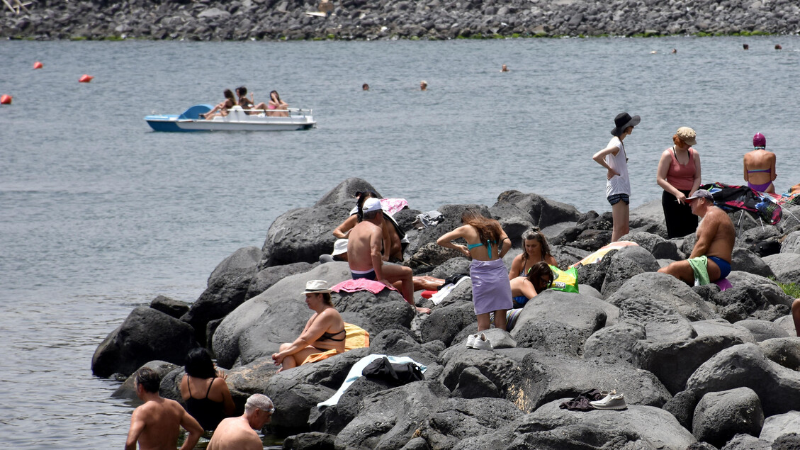 Algunos valientes acudieron a la playa en Catania, Sicilia