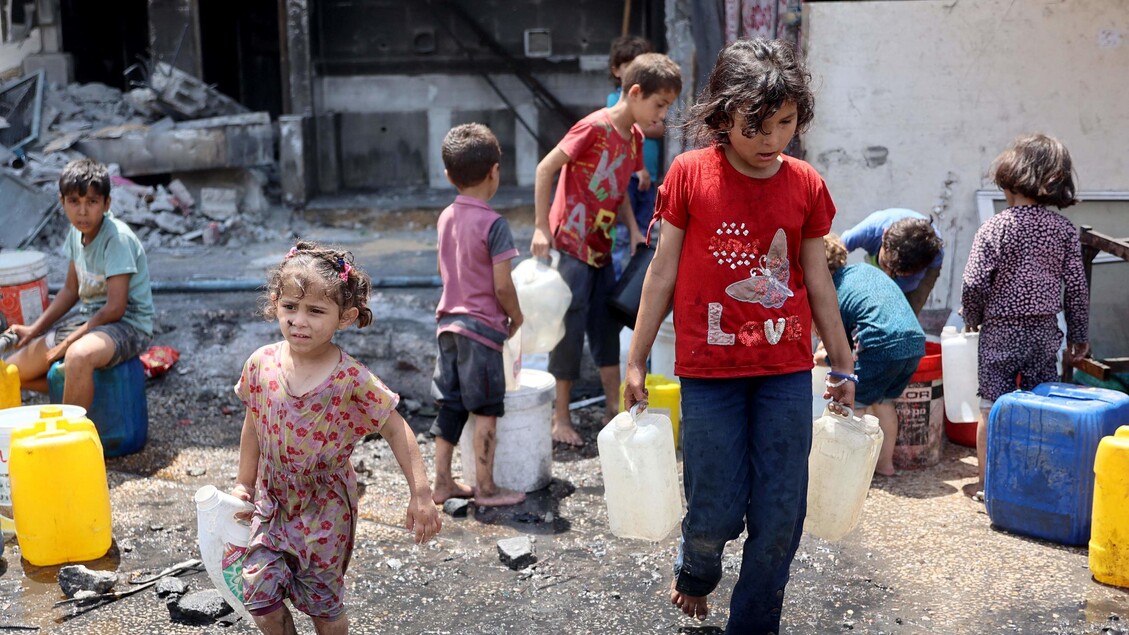 La lucha de los niños por conseguir agua en Gaza