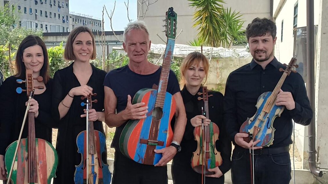 Sting dedica un concierto en la cárcel de Secondigliano (Napoli), donde se halla  el segundo laboratorio de lutería (ANSA)