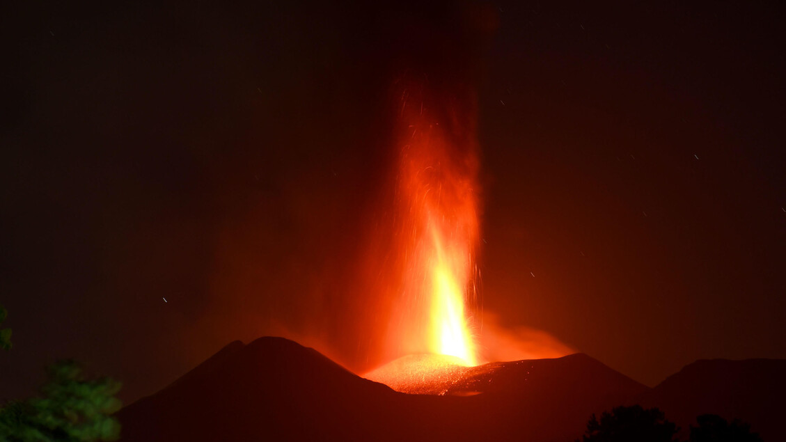 El volcán Etna continúa con su feroz actividad