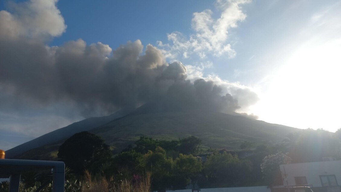 Nube de ceniza por volcán Stromboli