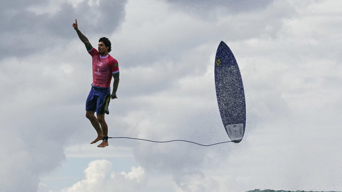 Gabriel Medina em ação nas Olimpíadas de 2024