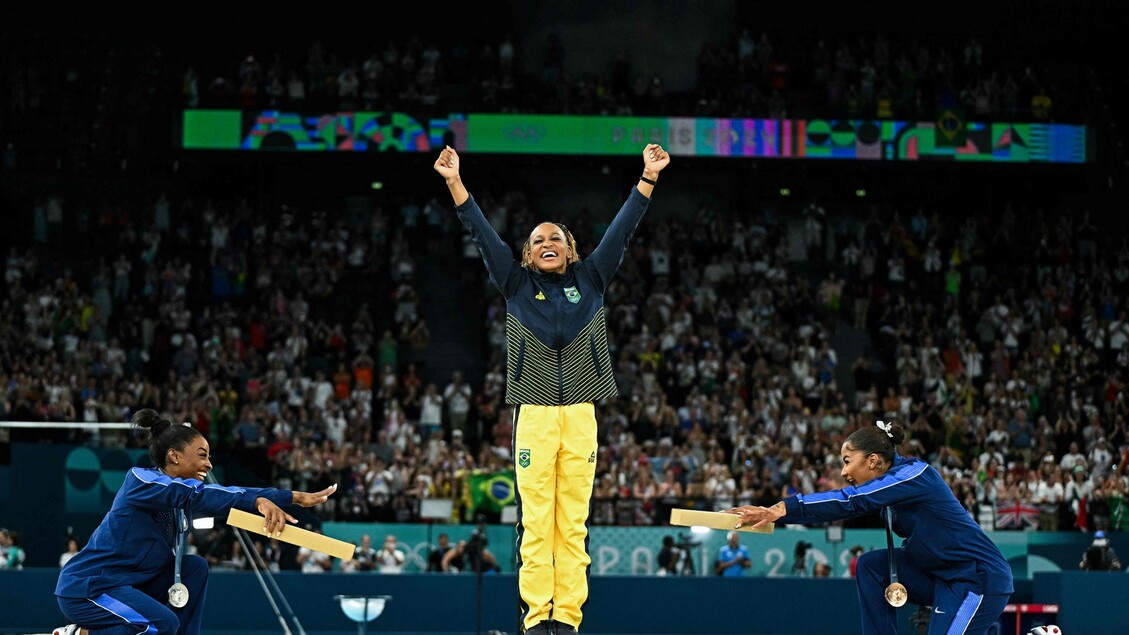 Rebeca Andrade (ouro), Simone Biles (prata) e Jordan Chiles (bronze) formaram o pódio no solo