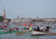 Chiazza verde fosforescente compare sul Canal Grande all'altezza del ponte di Rialto a Venezia (ANSA)