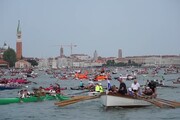 Chiazza verde fosforescente compare sul Canal Grande all'altezza del ponte di Rialto a Venezia