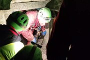 Il momento in cui la speleologa Ottavia Piana viene estratta dalla grotta