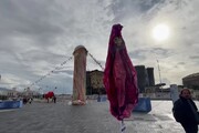 Artista realizza 'vagina' in piazza Municipio a Napoli, rimossa