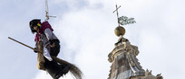 A Piazza Navona il 'volo' della Befana coi vigili del fuoco