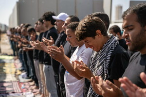 Egyptian NGO volunteers protest at Rafah crossing demanding aid delivery (ANSA)