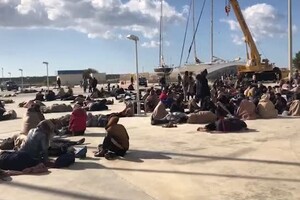 Migranti, sbarco autonomo a Roccella Ionica: arrivati in 650 (ANSA)