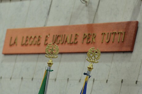 Giustizia aula tribunale la legge ?? uguale per tutti