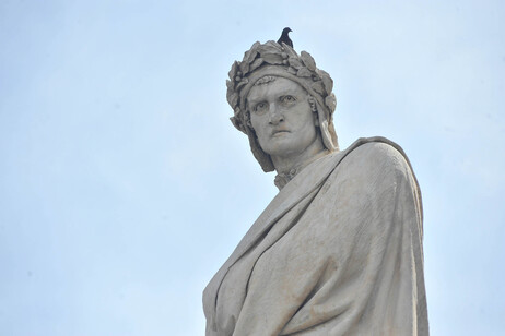 RESTAURATA STATUA DI DANTE ALIGHIERI A FIRENZE [ARCHIVE MATERIAL 20110531 ]