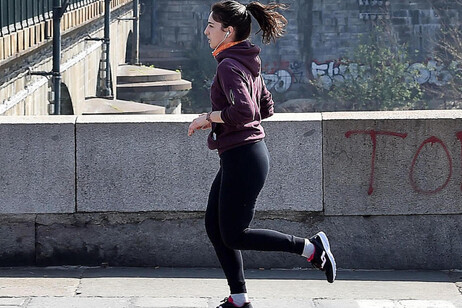 Una ragazza fa jogging