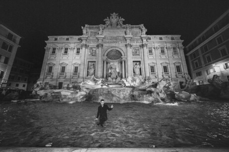 Netflix: Pedro Alonso nella Fontana di Trevi per la serie tv "Berlino"