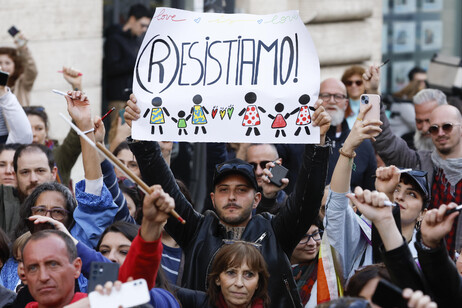 Partecipanti durante una manifestazione delle famiglie arcobaleno