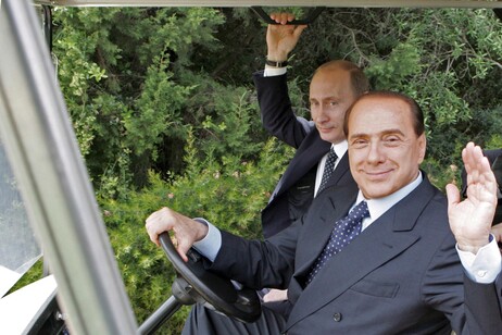 Vladimir Putin junto a Silvio Berlusconi en Cerdeña en 2008