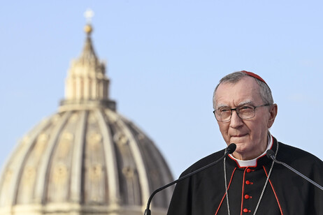 Cardeal Pietro Parolin diante da cúpula da Basílica de São Pedro