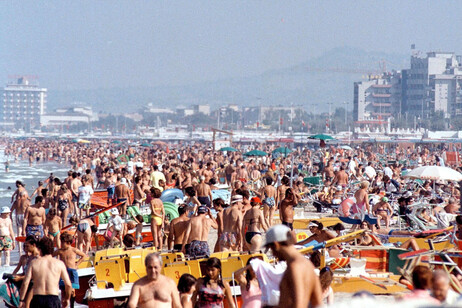 Una veduta di una spiaggia affollata