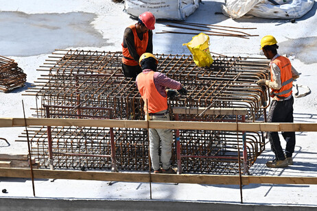 Trabalhadores em canteiro de obras em Gênova, na Itália