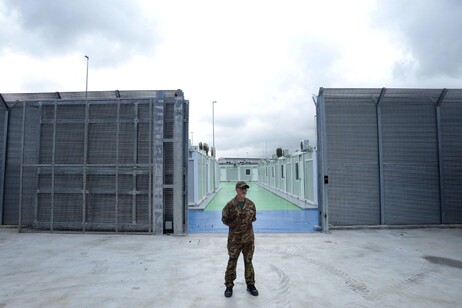 Il centro migranti nel porto di Shengjin