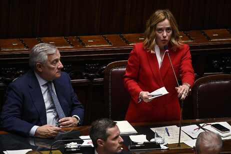 Antonio Tajani e Giorgia Meloni durante sessão na Câmara dos Deputados da Itália