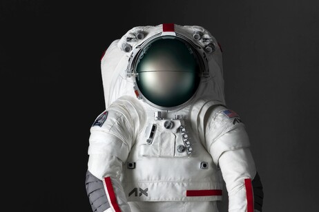 Traje produzido entre Prada e Axiom Space será usado na Lua em 2026