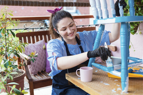 Una donna dà nuova vita ad un mobile, Upcycling foto iStock.