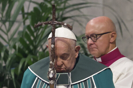 Il Papa in raccoglimento davanti alla Cattedra di San Pietro