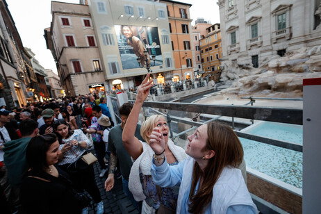 Fontana di Trevi foi esvaziada para permitir o início das obras de limpeza do monumento