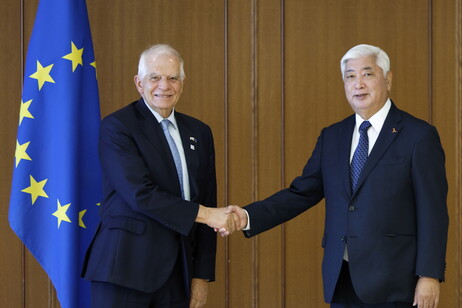 Borrell e Iwaya durante assinatura do acordo entre UE e Japão