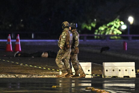 Policiais na Praça dos Três Poderes, em Brasília