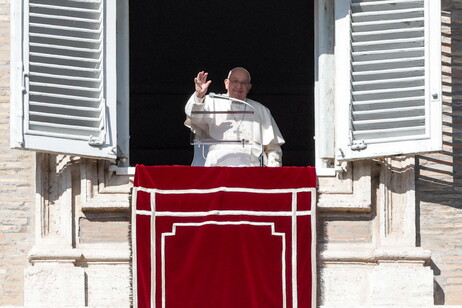 Francisco durante el Angelus