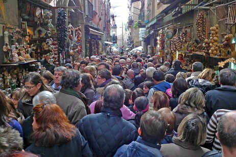 Rua de turistas é famosa por presépios natalinos