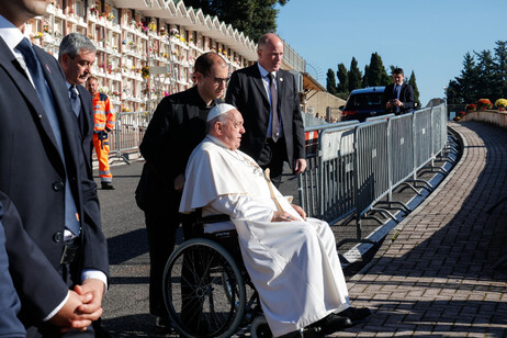 Papa Francisco visita Cemitério Laurentino, em Roma