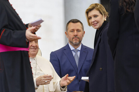 Francisco saluda a Olena Zelenska después de la audiencia general.