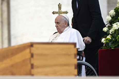 El Papa preocupado porque el mundo está bajo amenaza nuclear, sirve la paz