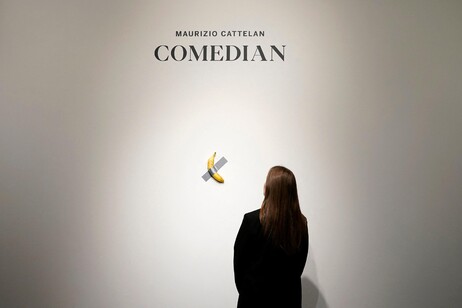 'Comedian', de Maurizio Cattelan, em exibição na casa de leilões Sotheby's